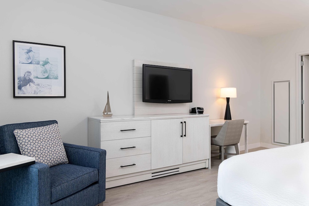Standard Room, 1 King Bed, Oceanfront photo 3