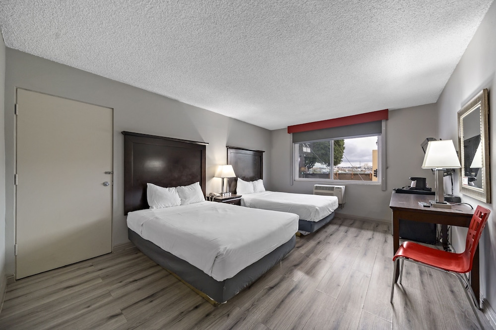 Basic Room, 2 Double Beds photo 2
