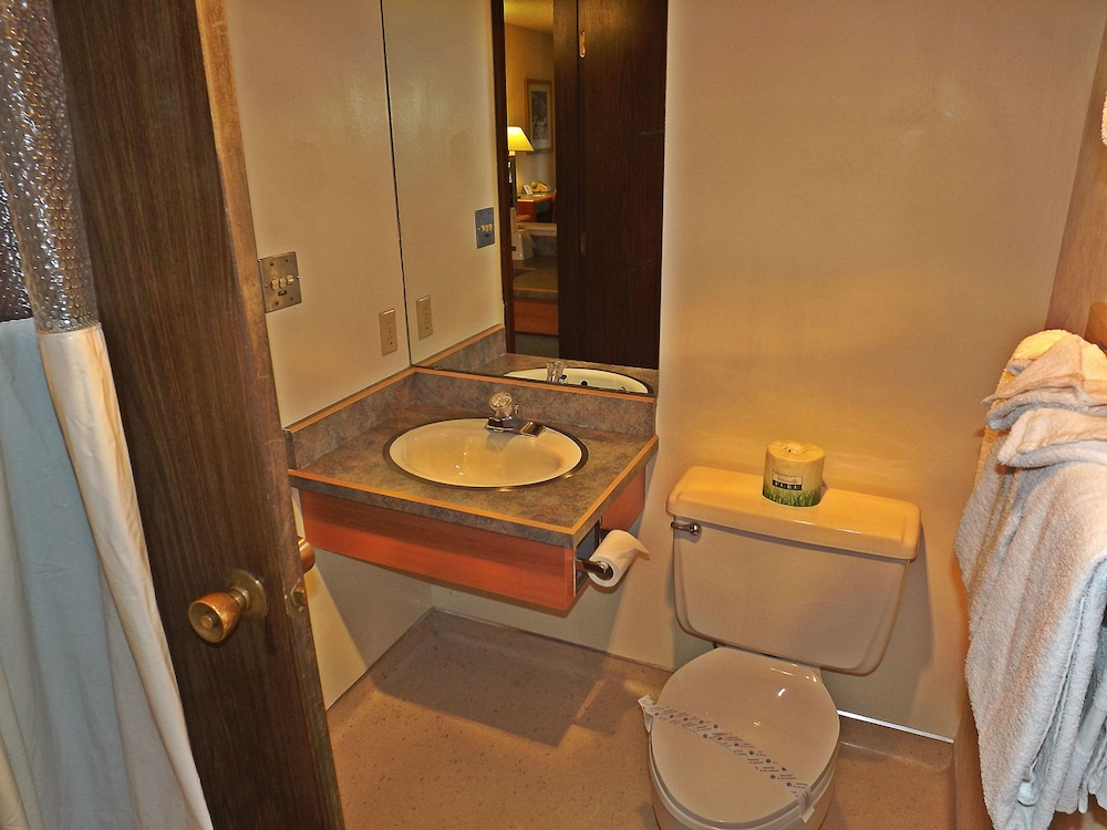 Upgraded, Deluxe Room, 1 Queen Bed, Non Smoking - Photo 3