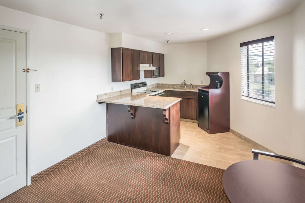 Suite, Multiple Beds, Non Smoking - Photo 5