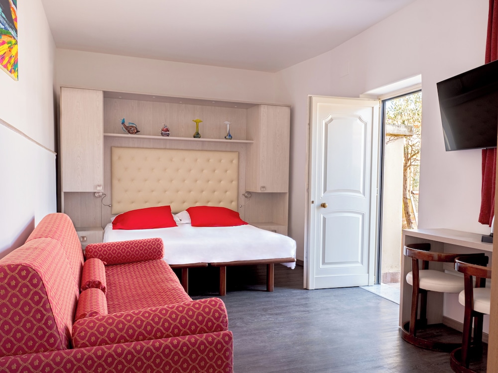 Standard Quadruple Room, 1 Bedroom thumbnail 5