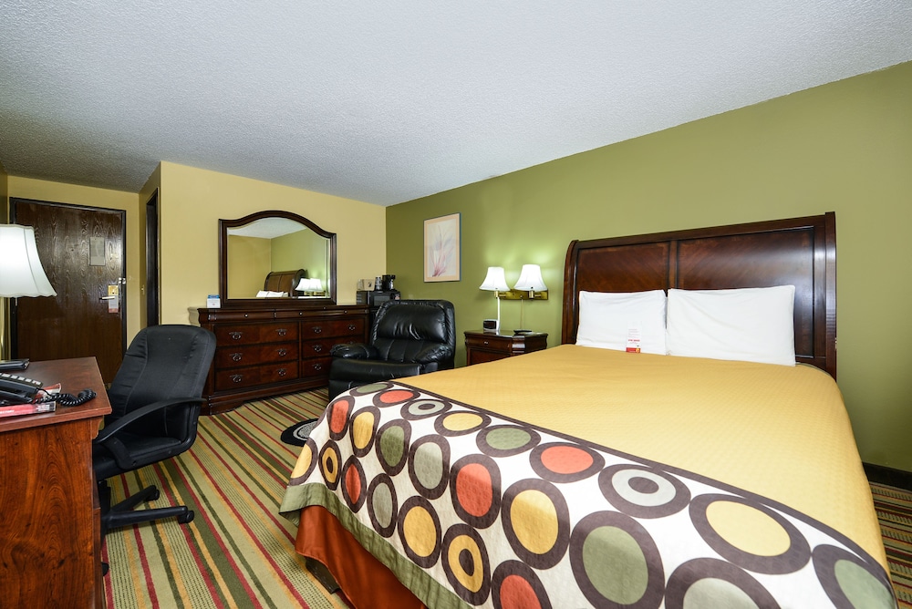 Room, 1 Queen Bed, Refrigerator photo 3