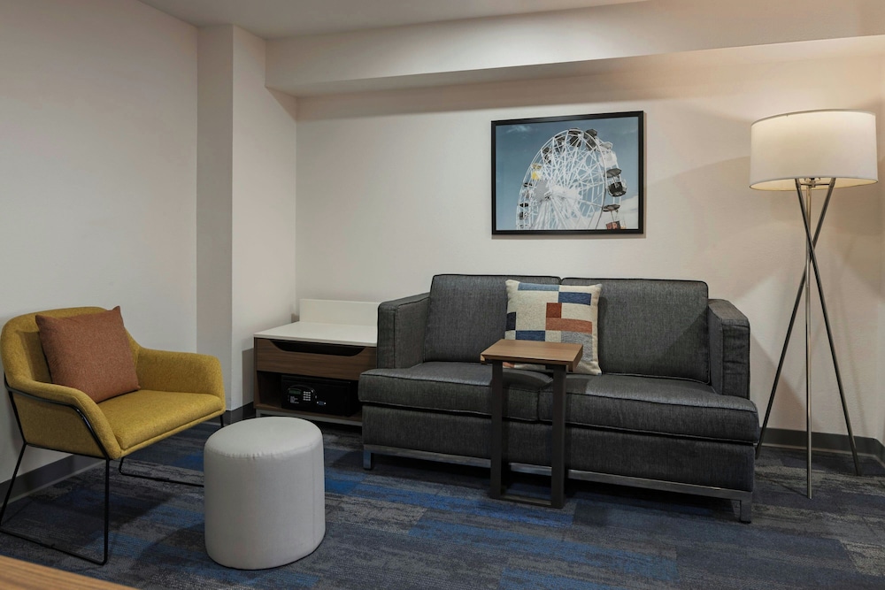 Suite, 1 Bedroom (Mobility Accessible, Roll-In Shower) photo 2