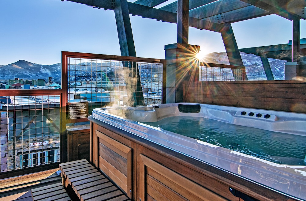 Luxury Studio, 1 King Bed with Sofa bed, Hot Tub photo 3