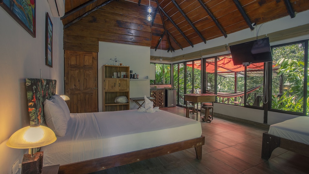 Deluxe Bungalow, 2 Queen Beds (Almendro) photo 3