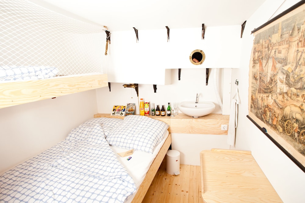 Cabin 1, double and bunk bed, shared bathroom (incl. Cleaning Fee 15 EUR) photo 1