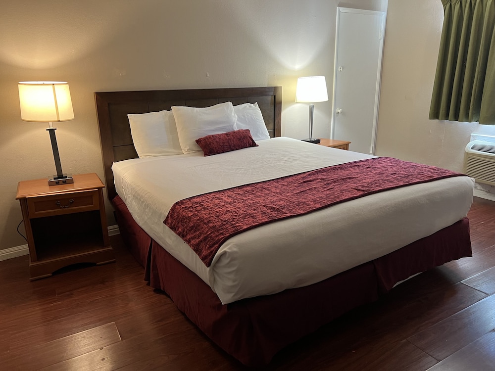 Standard Room, 1 King Bed, Kitchenette photo 2