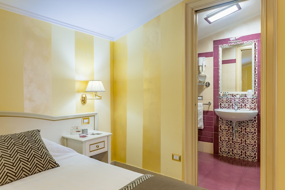 Basic Triple Room, City View (301) - Photo 5