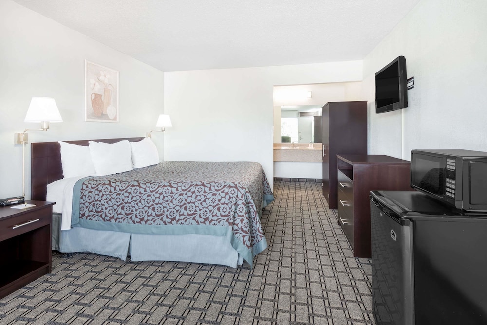 Standard Room, 1 King Bed - Photo 2