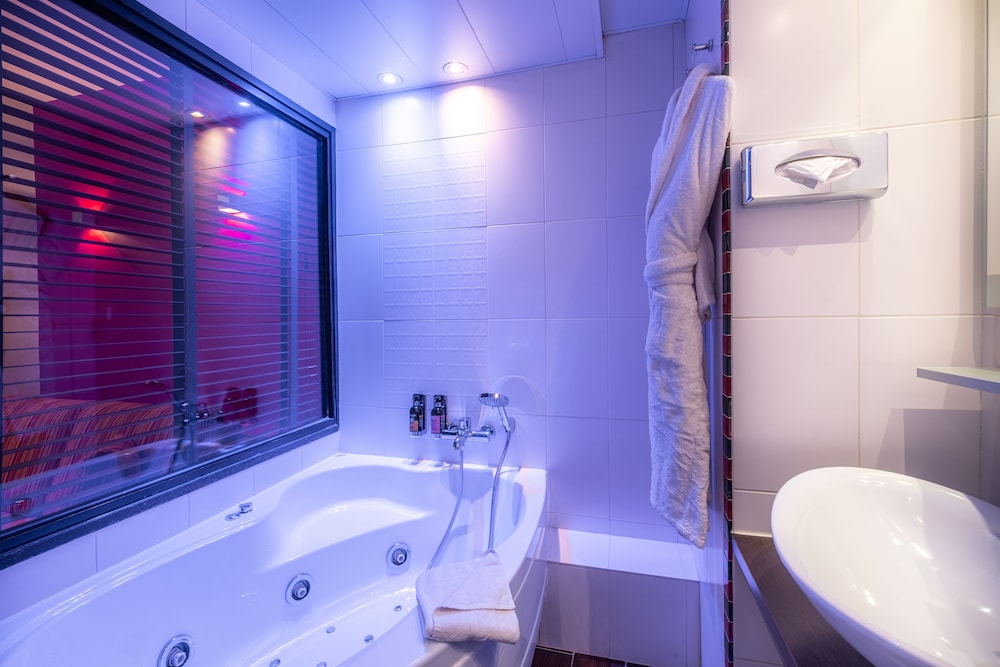 Executive Room thumbnail 6