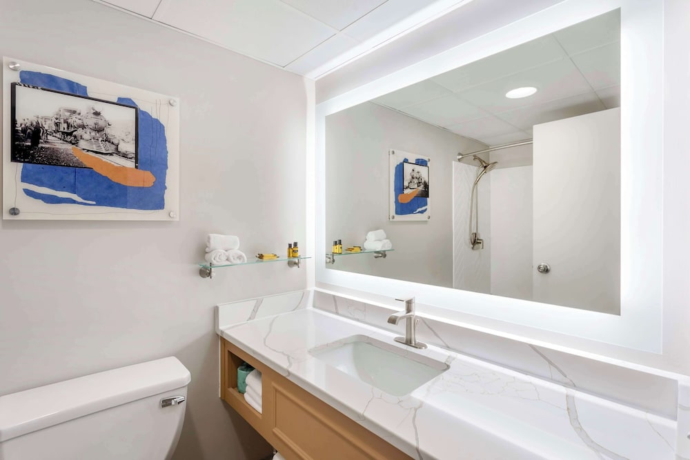 Honeymoon Suite, 1 King Bed, Non Smoking, Kitchenette (with Sofabed) - Photo 3