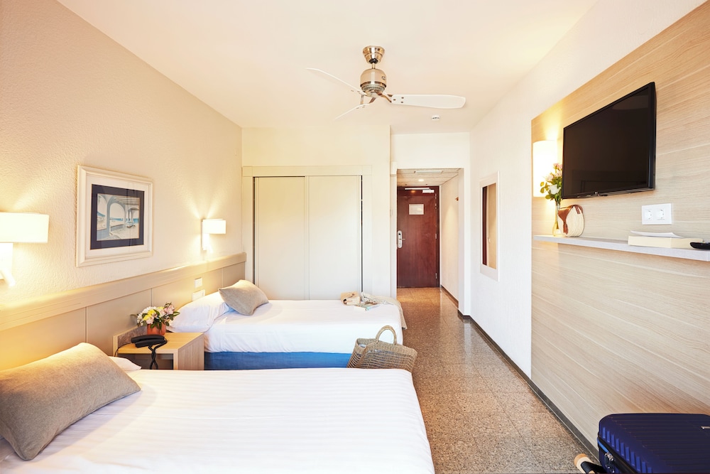 Standard Triple Room (with air conditioning) - Photo 12