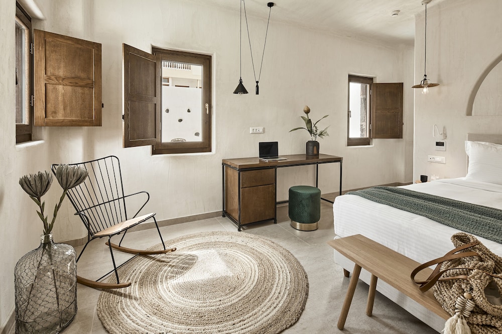 Executive Suite with Outdoor Hot Tub - Photo 2