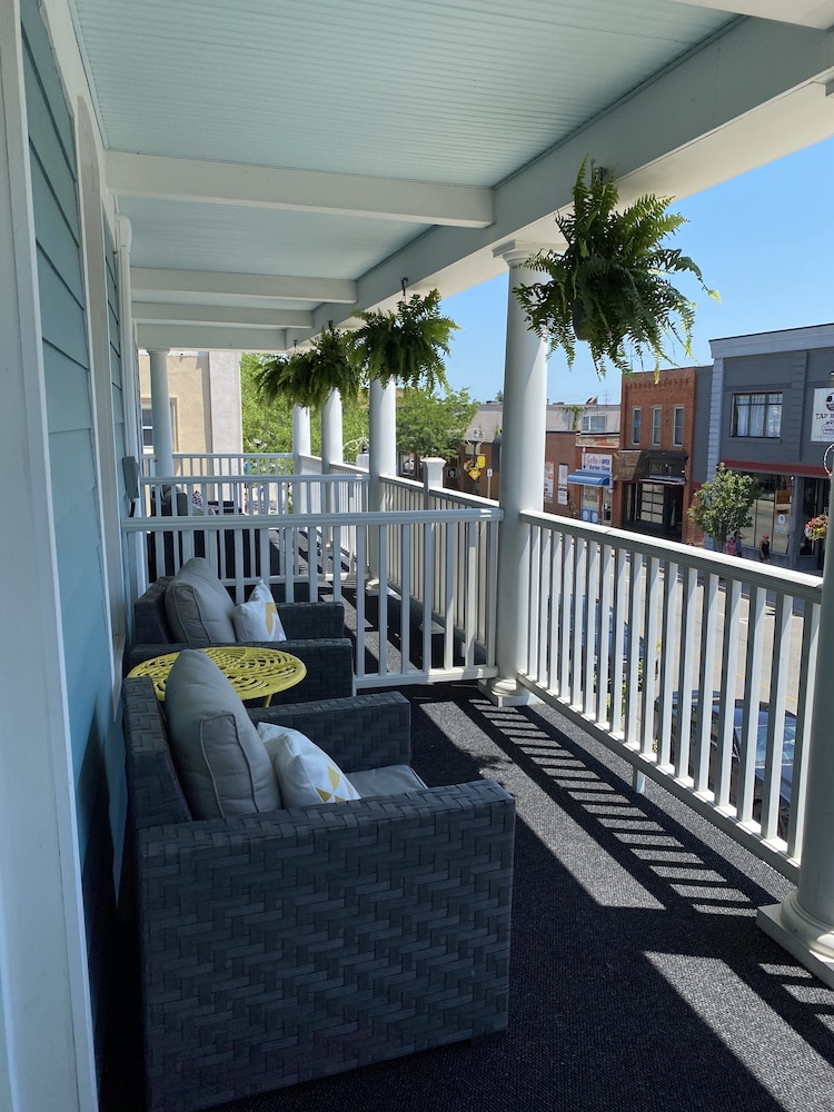 Superior Room, 1 King Bed, Balcony, City View photo 3