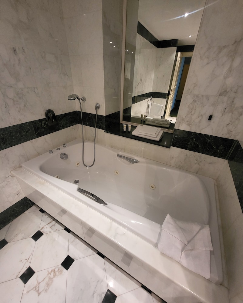 Deluxe Suite, Jetted Tub - Photo 9