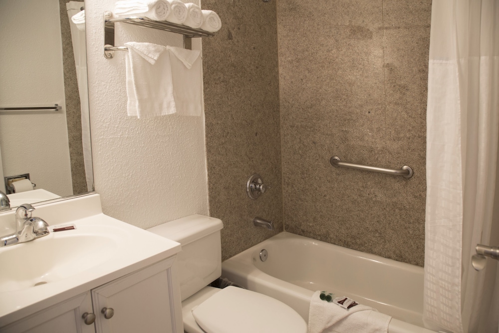 Standard Room, 2 Queen Beds - Photo 6