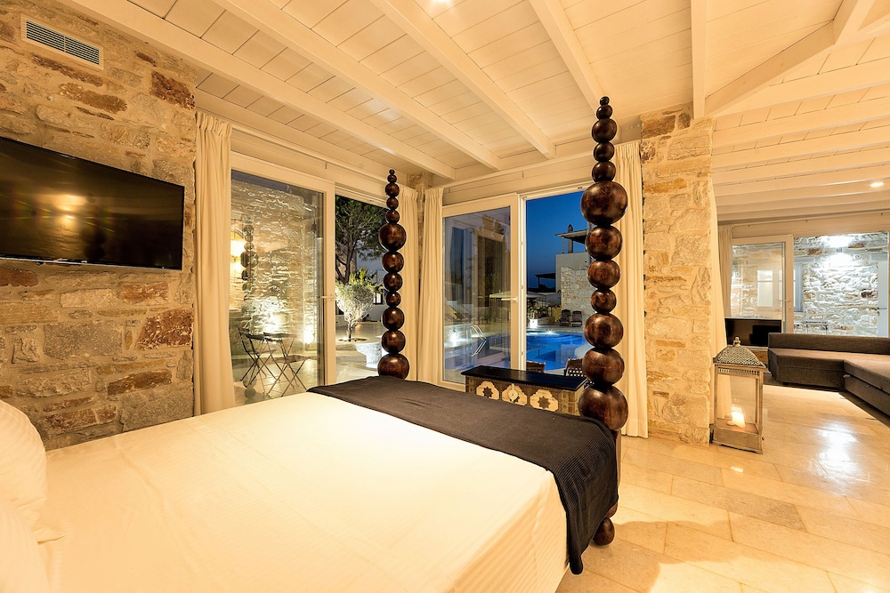 Villa, Poolside