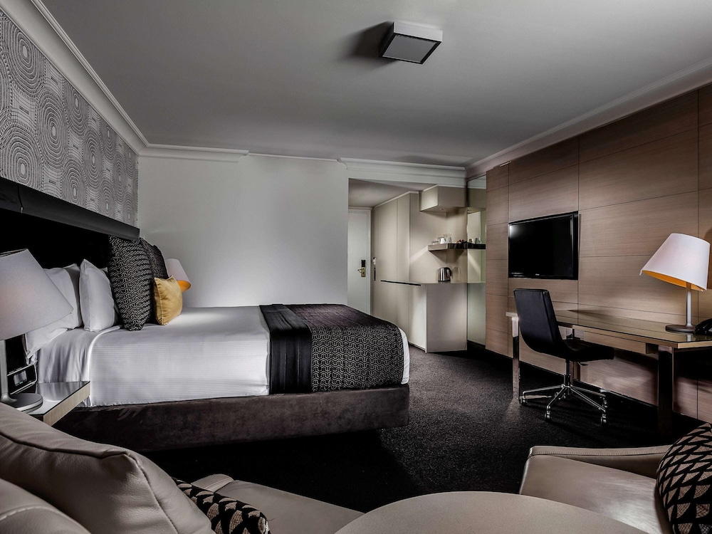 Deluxe Room, 1 King Bed thumbnail 5