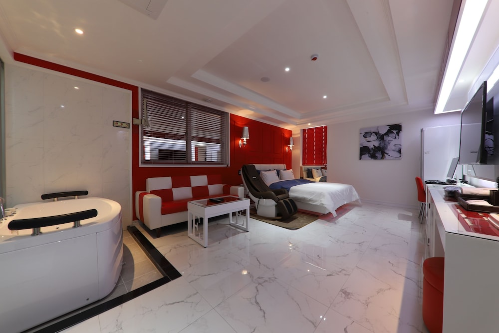 Deluxe Room, Jetted Tub - Photo 6