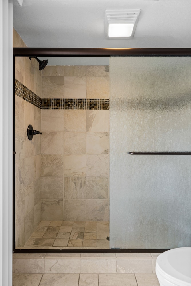 2 - BD Lakefront Deluxe Suite Unit 306