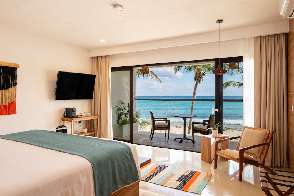 Beachfront Suite - Photo 2