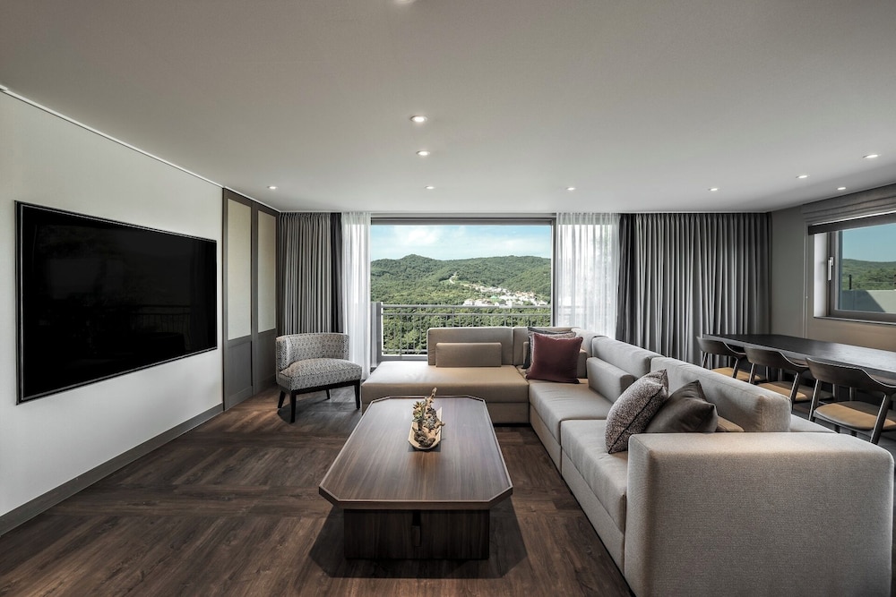 Grand Suite (Remodeling Room / No Kitchenette)