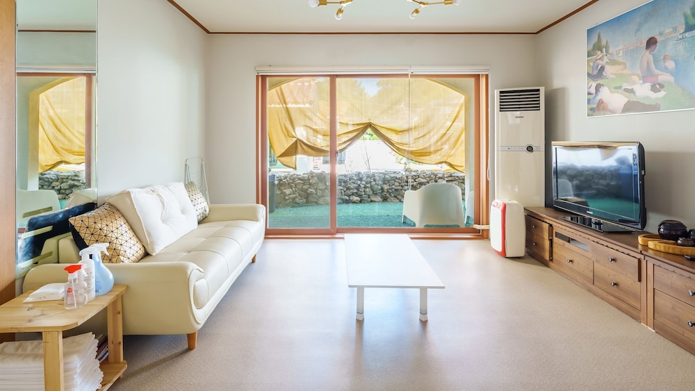 Basic Room, 4 Bedrooms (Sonang1)