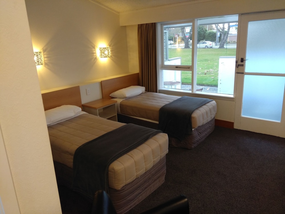 Room, Multiple Beds (Budget Queen & 2 Singles) photo 2
