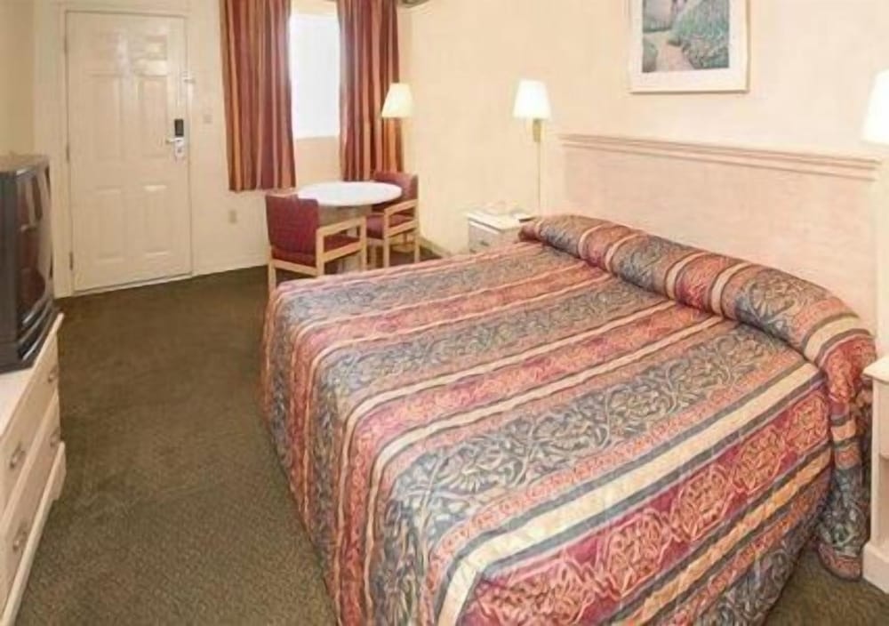 Standard Room, 1 King Bed, Non Smoking - Photo 2