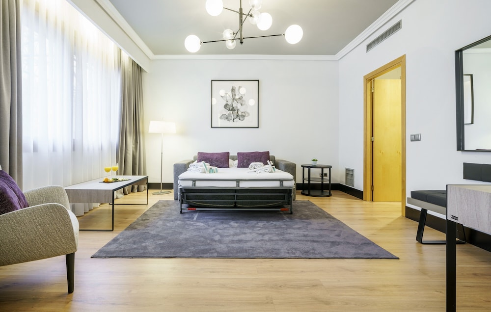Family Room, 1 Queen Bed with Sofa bed photo 3
