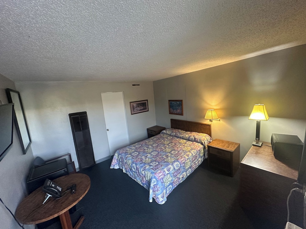 Single Room, 1 Queen Bed photo 3