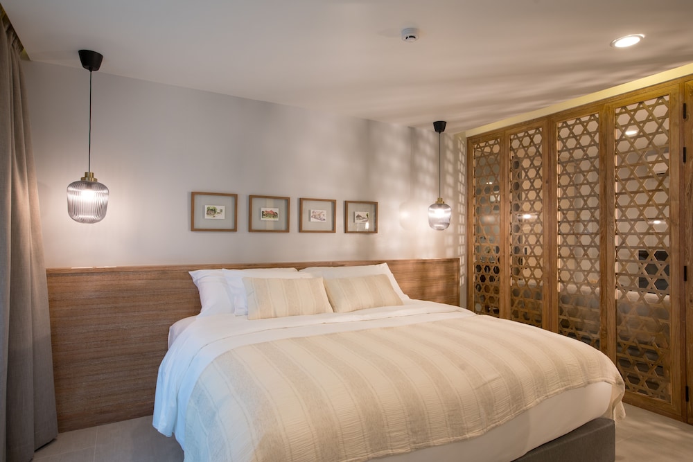 EXECUTIVE SUITE - Photo 4