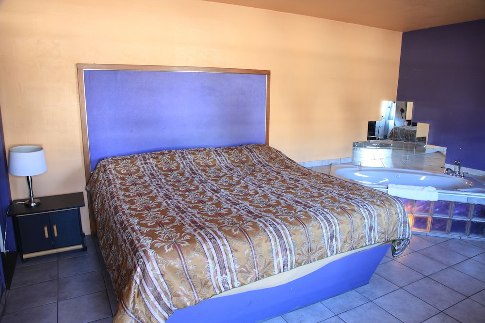 Standard Room, 1 King Bed, Jetted Tub, Ground Floor photo 1