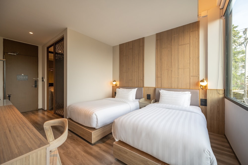 Deluxe Room, 2 Twin Beds, Balcony, Pool View