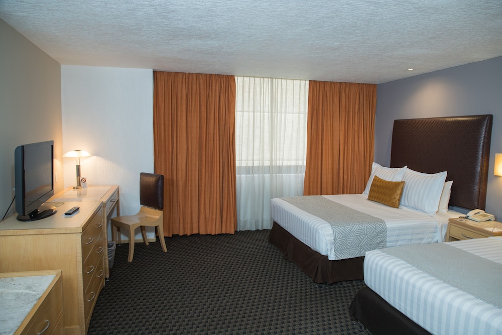 Junior Suite, 2 Queen Beds - Photo 1
