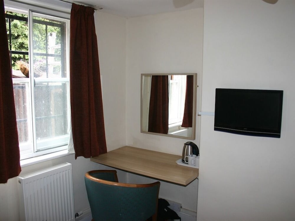 Basic Double Room, Ensuite (Small) photo 3