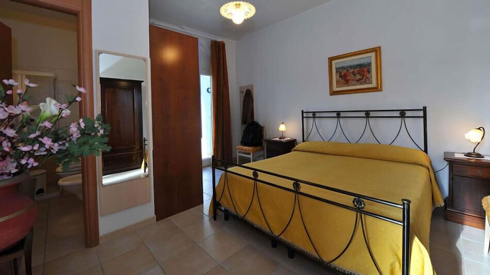 Deluxe Double Room, 1 Queen Bed, Balcony photo 1