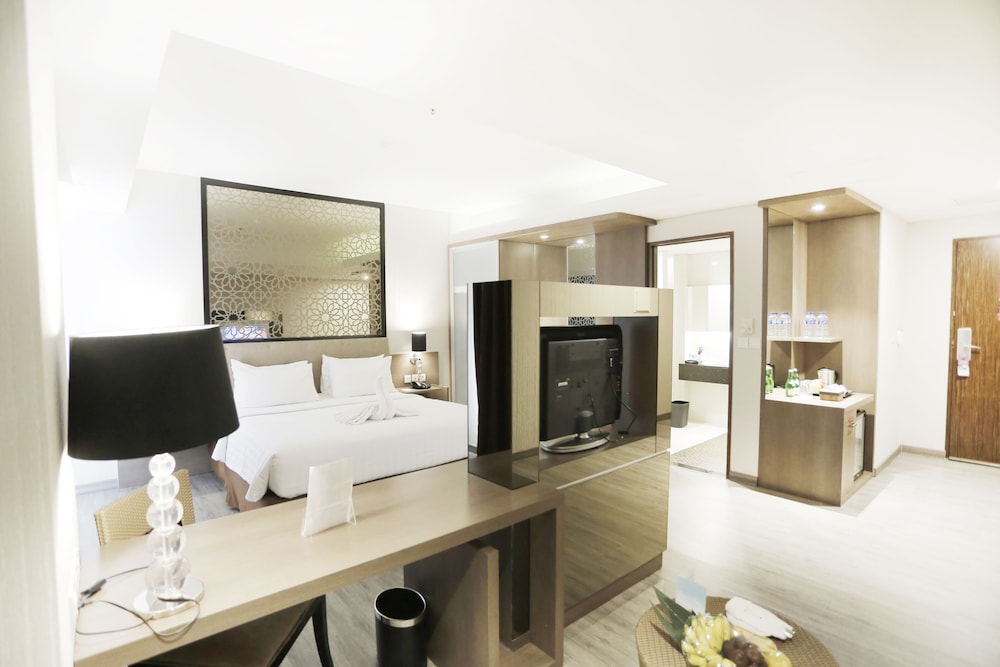 Junior Suite, 1 King Bed - Photo 3