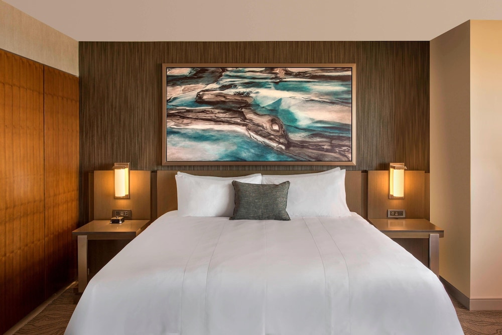 Room, 1 King Bed, Balcony, Corner