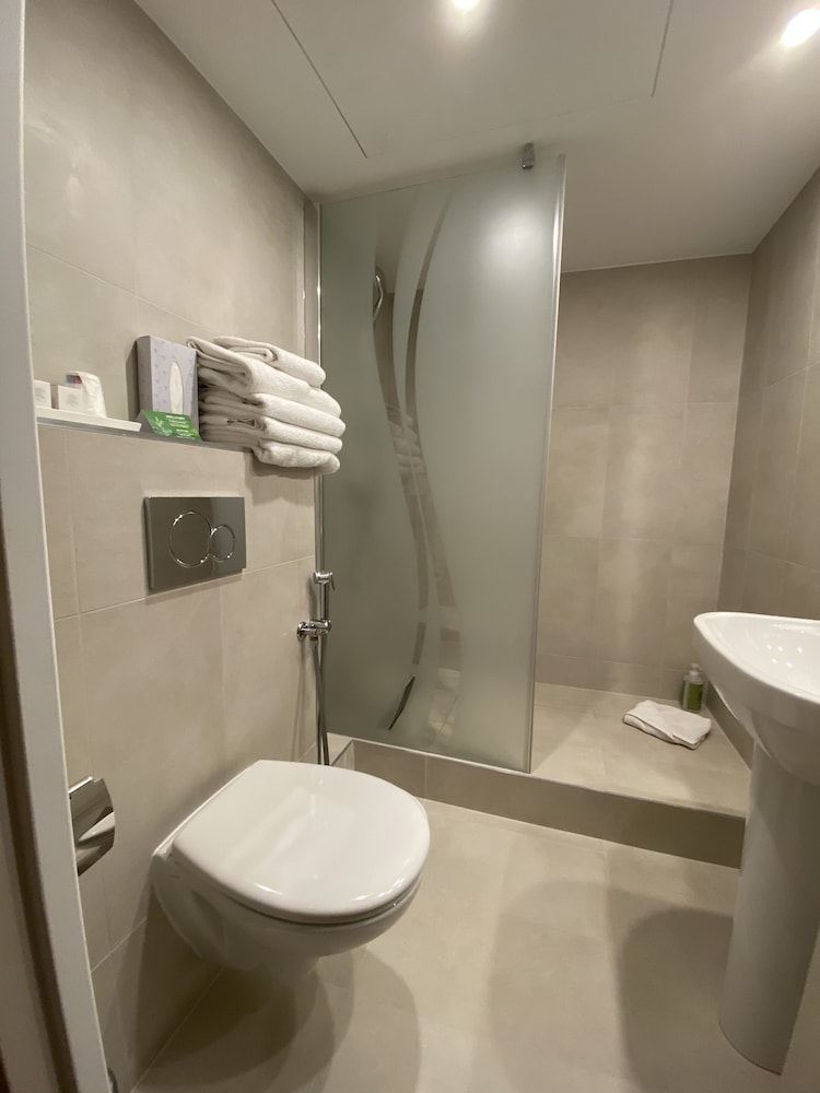 Standard Double Room thumbnail 5