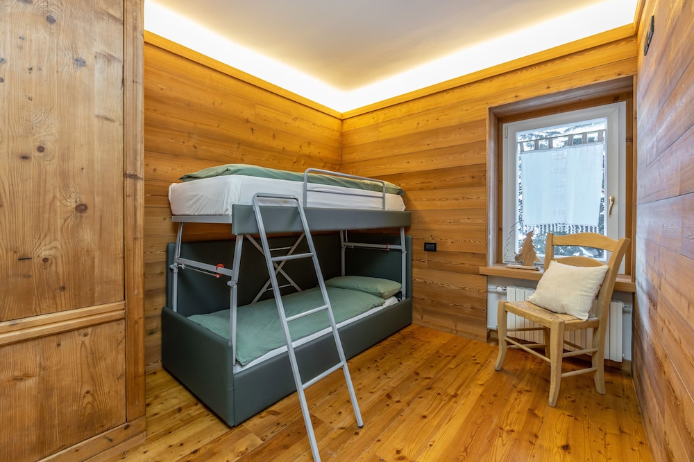 Superior Quadruple Room, Mountain View photo 3