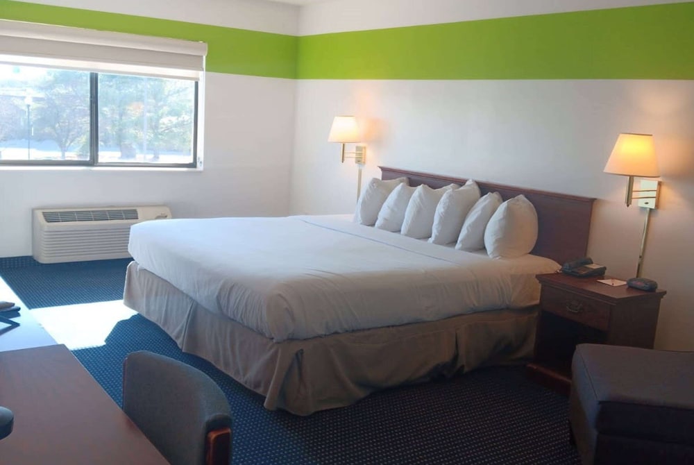 Comfort Room, 1 King Bed - Photo 1