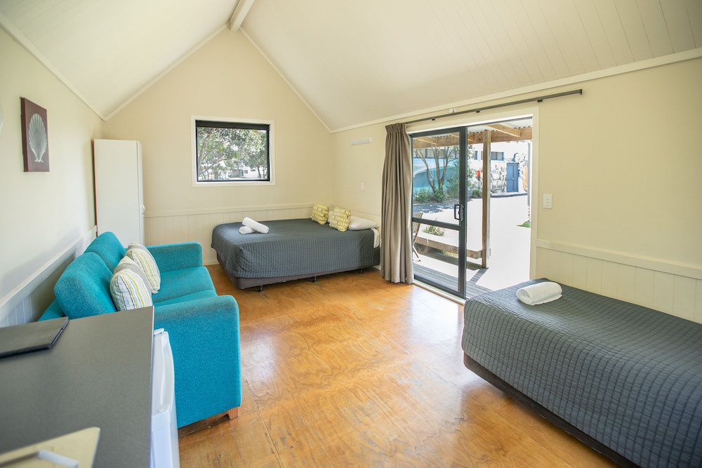 Deluxe Kitchen Cabin (Shared Bathroom)