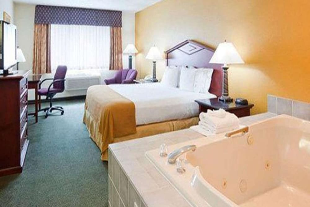 Suite, 1 King Bed, Non Smoking, Jetted Tub (Jacuzzi) photo 1