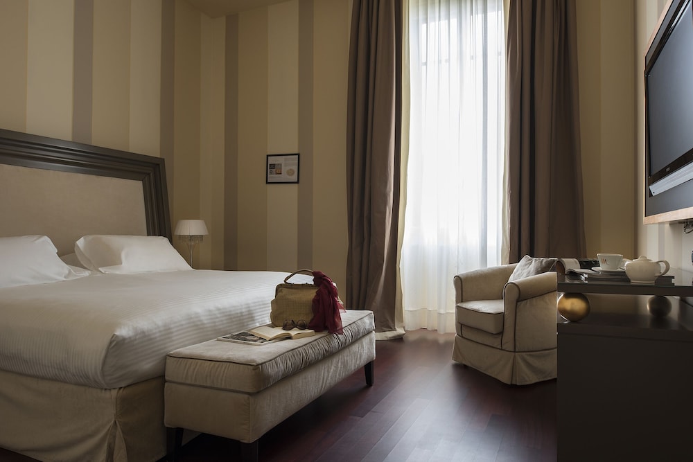 Suite - Photo 1