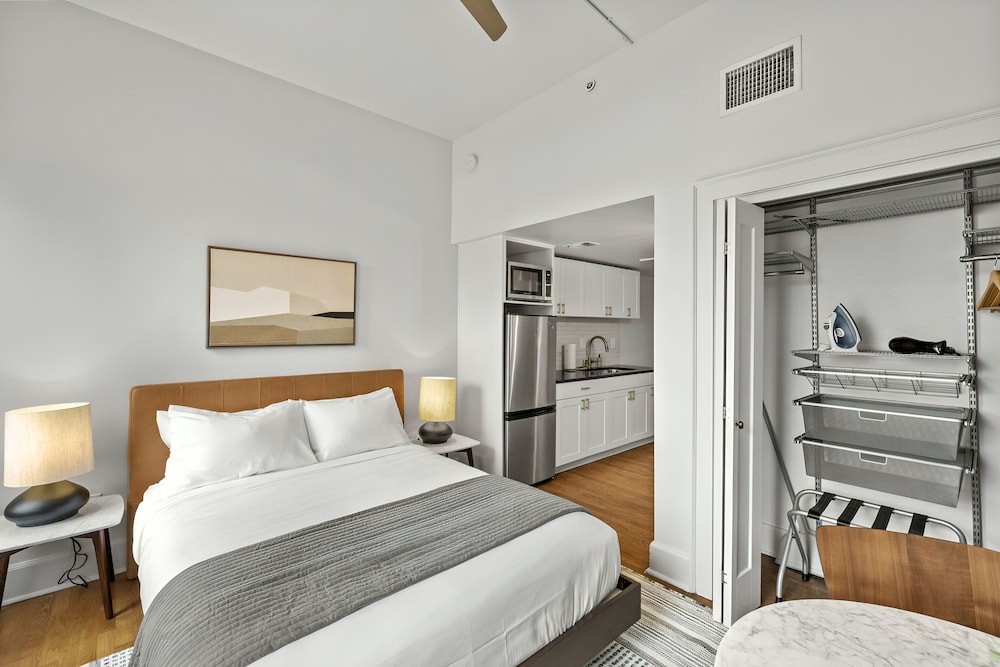 Available room thumbnail 5