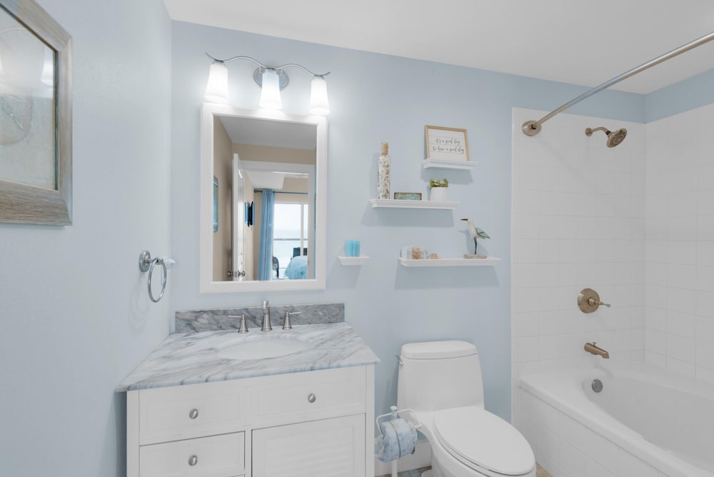 Apartment, Multiple Beds (Emerald Isle unit 406) photo 1