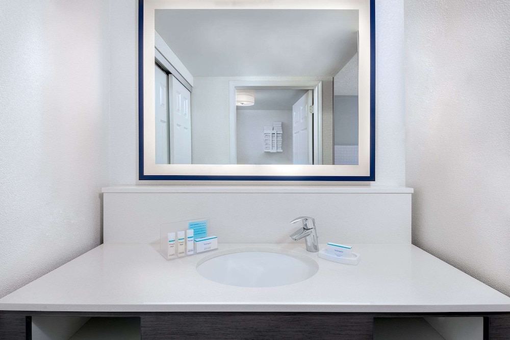 Modern One-Bedroom Two Queen Suite with Kitchenette - Photo 7