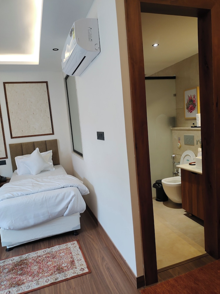 Twin Bed Room