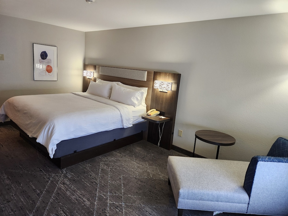 Standard Room, 1 King Bed - Photo 6